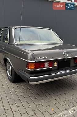 Седан Mercedes-Benz E-Class 1986 в 