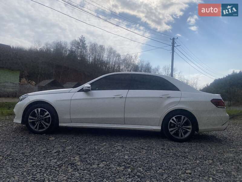 Седан Mercedes-Benz E-Class 2012 в Иршаве