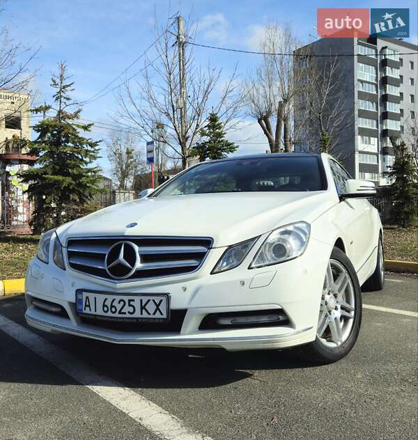 Купе Mercedes-Benz E-Class 2011 в 