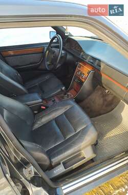 Седан Mercedes-Benz E-Class 1992 в 