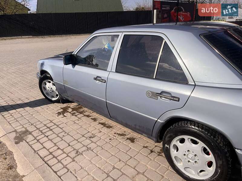 Седан Mercedes-Benz E-Class 1992 в Рава-Русской