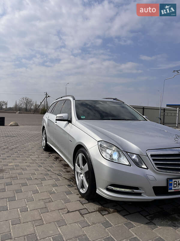 Універсал Mercedes-Benz E-Class 2011 в Сарнах