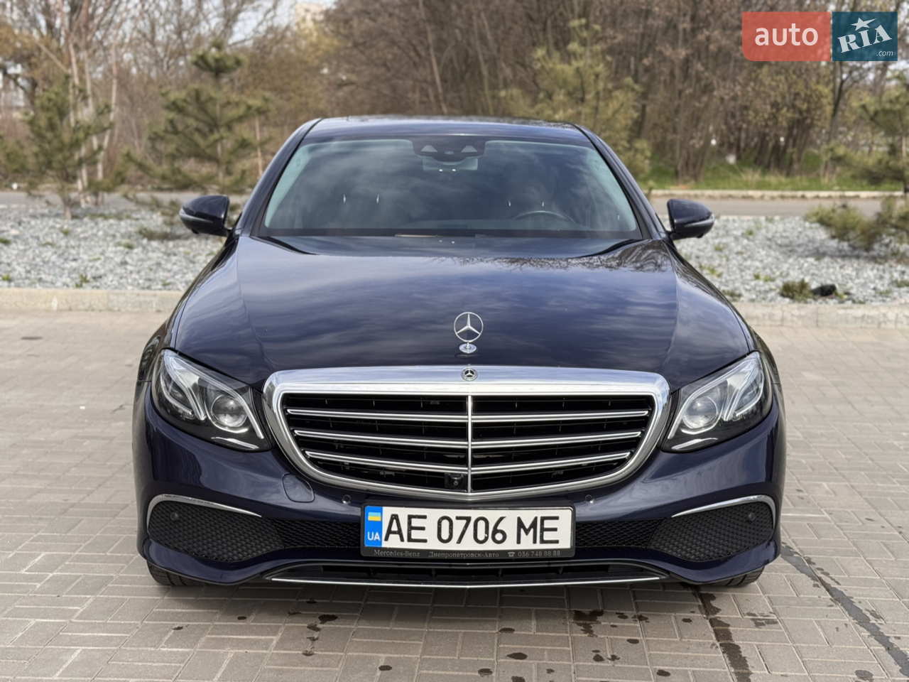 Mercedes Benz E300E (320к.с) плагін гібрид 2018р. Розгін до 100 км/год за 5,7 секунд.
 Машина офіційна в дуже багатій комплектації, без ДТП, готова до перевірки на будь-якому СТО.  Обслуговувався на СТО дилера.  Загальний пробіг 106 000 км, 50% проїхав електрикою.  Запас ходу на електродвигуні 32 км., що дозволяє в міському режимі використовувати авто як електромобіль і економити на паливі.  Один господар, що підтверджує договір купівлі-продажу.  Авто було придбано в автосалоні у березні 2020р.  В грудні 2020 за сімейними обставинами прийшлось авто переоформити на родича, через місяць переоформили назад, тому відображається три власника.  Додаткова інформація по телефону.