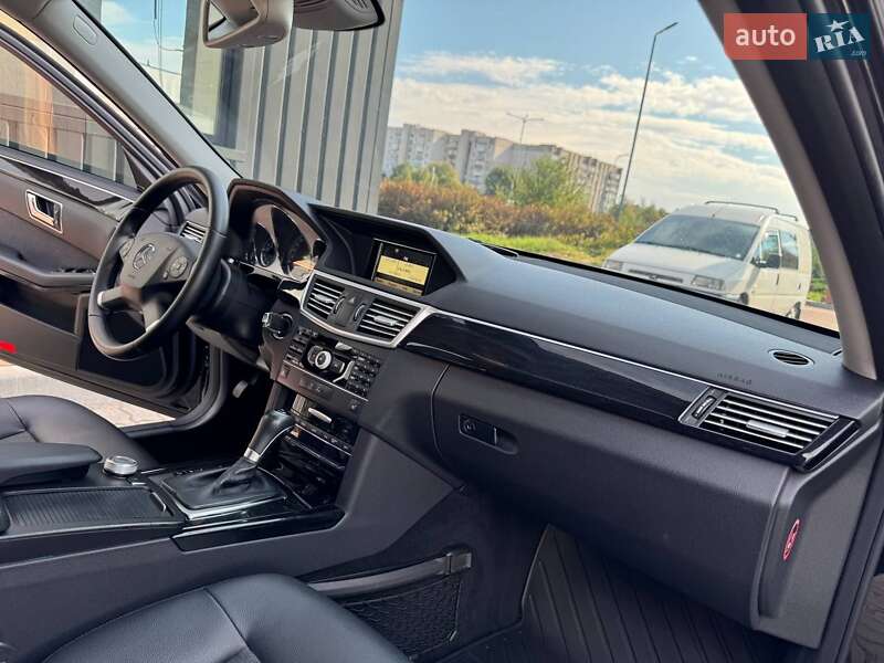 Седан Mercedes-Benz E-Class 2011 в Мостиске