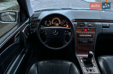 Седан Mercedes-Benz E-Class 2000 в 