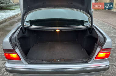 Седан Mercedes-Benz E-Class 2000 в 