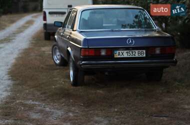 Седан Mercedes-Benz E-Class 1980 в 