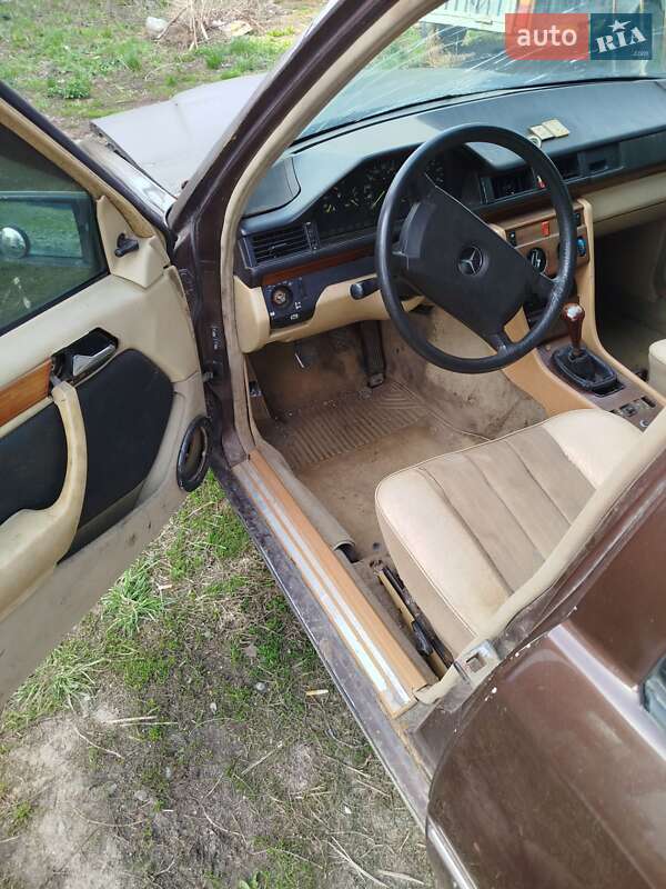 Седан Mercedes-Benz E-Class 1988 в Гусятине