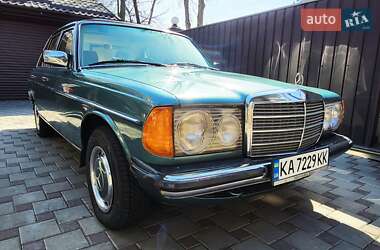 Седан Mercedes-Benz E-Class 1980 в 