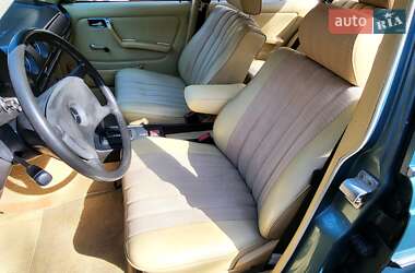 Седан Mercedes-Benz E-Class 1980 в 