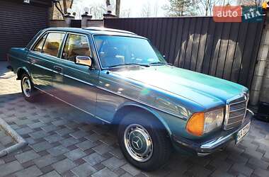 Седан Mercedes-Benz E-Class 1980 в 