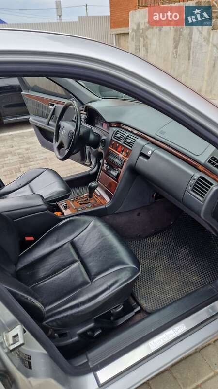 Седан Mercedes-Benz E-Class 2000 в 