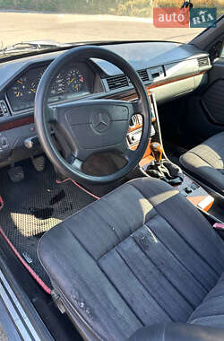 Седан Mercedes-Benz E-Class 1992 в 