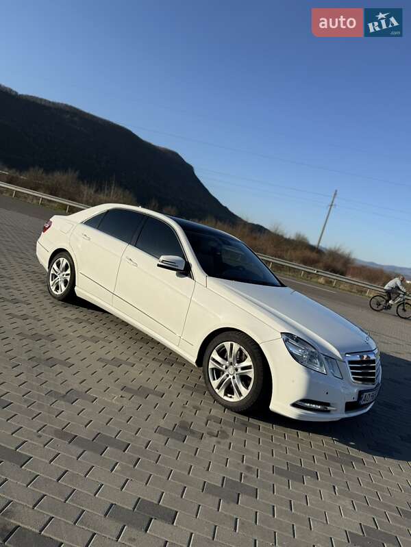 Седан Mercedes-Benz E-Class 2012 в Хусті