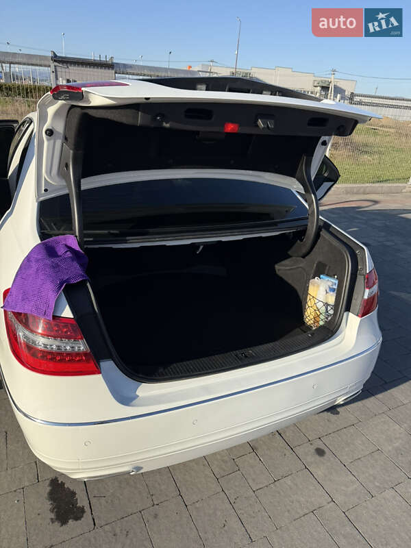 Седан Mercedes-Benz E-Class 2012 в Хусті