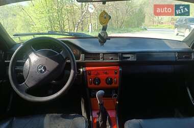 Седан Mercedes-Benz E-Class 1988 в 