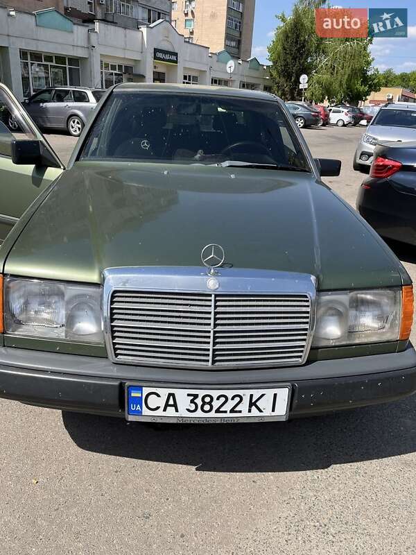 Седан Mercedes-Benz E-Class 1986 в Смілі