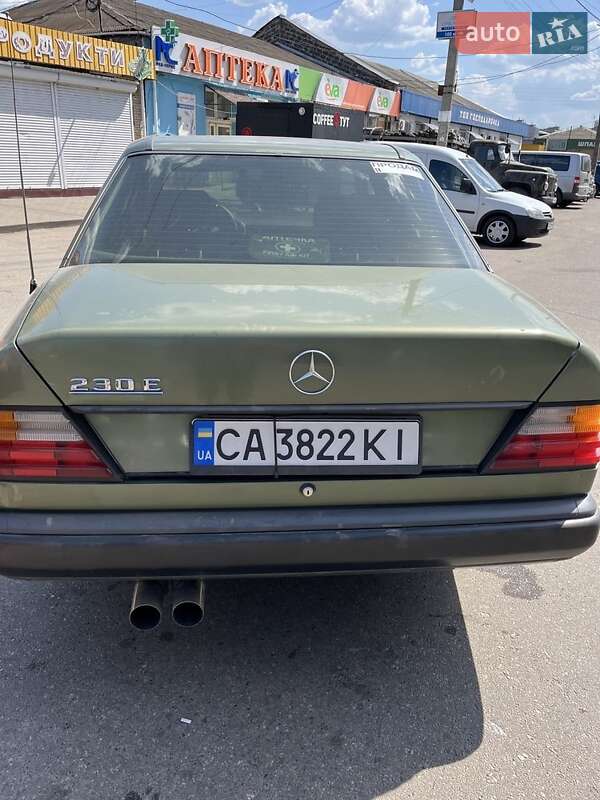Седан Mercedes-Benz E-Class 1986 в Смілі