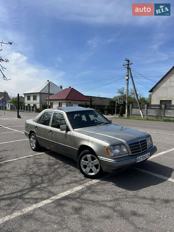 Седан Mercedes-Benz E-Class 1992 в 