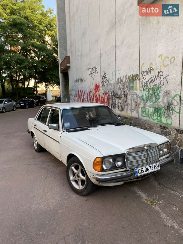 Седан Mercedes-Benz E-Class 1980 в 