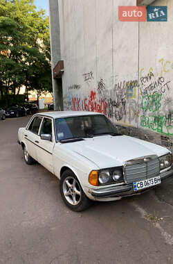 Седан Mercedes-Benz E-Class 1980 в 