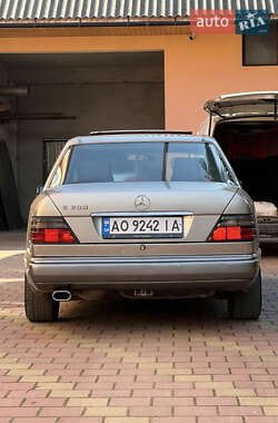 Седан Mercedes-Benz E-Class 1992 в 