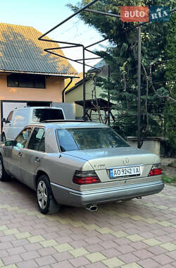 Седан Mercedes-Benz E-Class 1992 в 