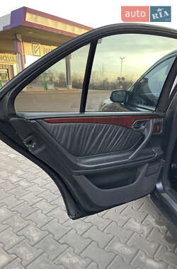 Седан Mercedes-Benz E-Class 2000 в 
