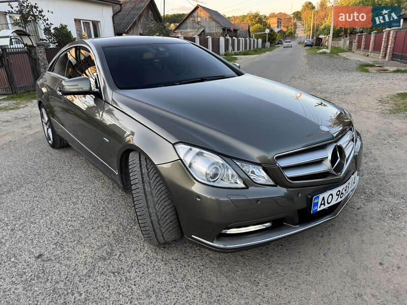 Купе Mercedes-Benz E-Class 2011 в 