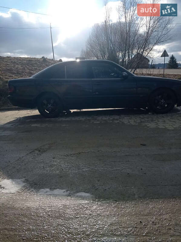 Седан Mercedes-Benz E-Class 2001 в Турці