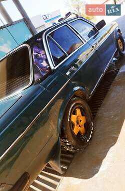 Седан Mercedes-Benz E-Class 1980 в 