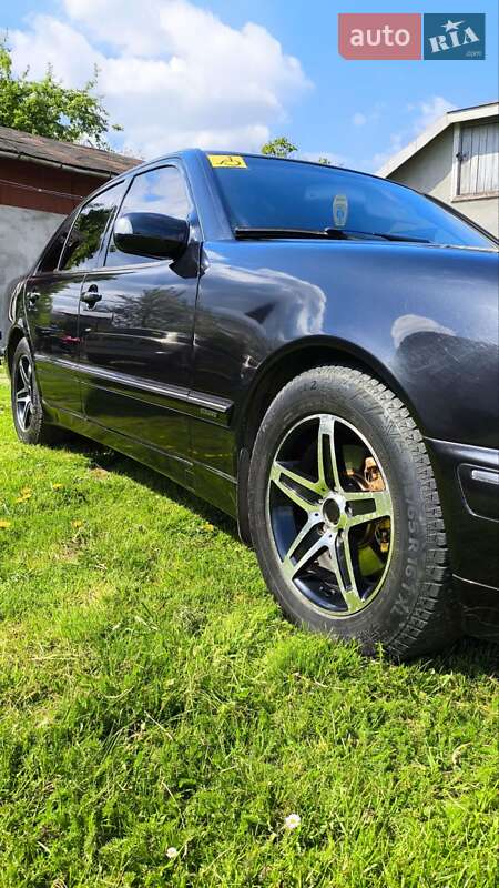 Седан Mercedes-Benz E-Class 2001 в Бориславе