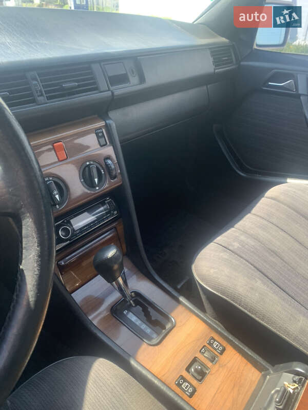 Седан Mercedes-Benz E-Class 1987 в Львові