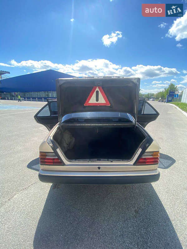 Седан Mercedes-Benz E-Class 1987 в Львові