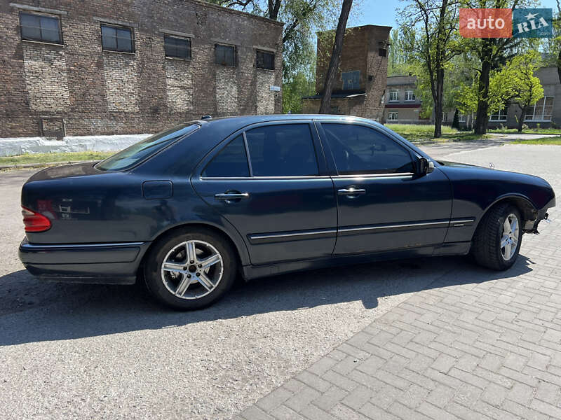 Седан Mercedes-Benz E-Class 2000 в Запоріжжі