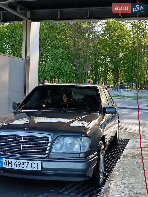 Седан Mercedes-Benz E-Class 1993 в 