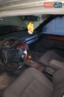 Седан Mercedes-Benz E-Class 1993 в 
