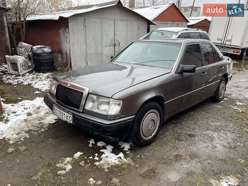 Седан Mercedes-Benz E-Class 1992 в Львове