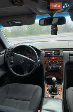Седан Mercedes-Benz E-Class 2000 в 