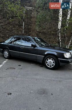 Седан Mercedes-Benz E-Class 1990 в 