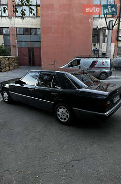 Седан Mercedes-Benz E-Class 1990 в 
