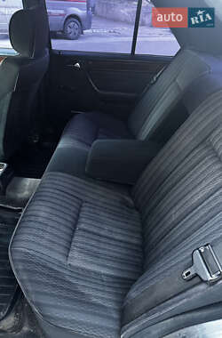 Седан Mercedes-Benz E-Class 1990 в 
