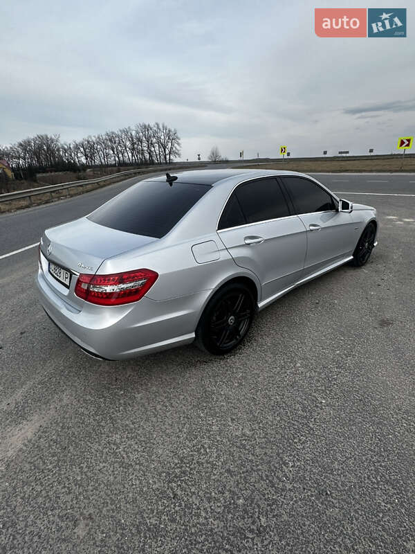 Седан Mercedes-Benz E-Class 2010 в Бучачі