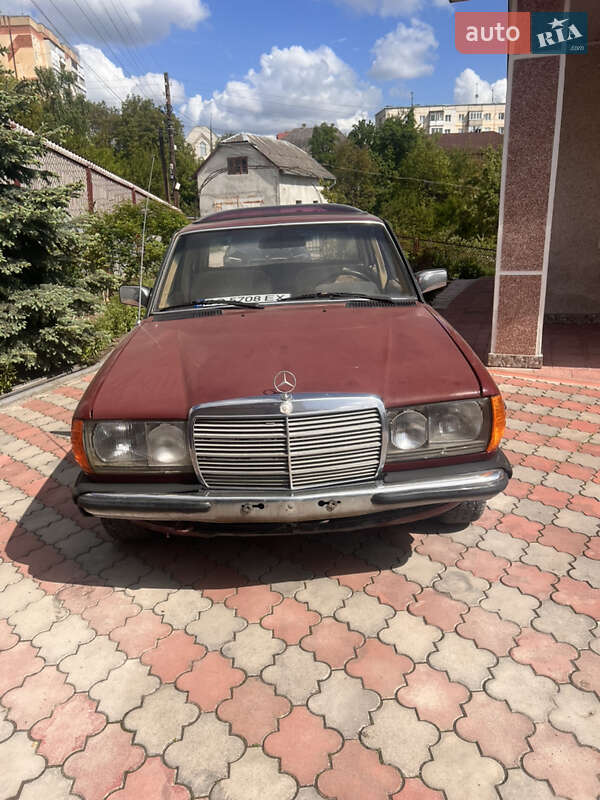 Седан Mercedes-Benz E-Class 1982 в 