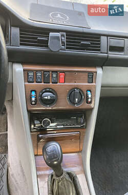 Седан Mercedes-Benz E-Class 1986 в 