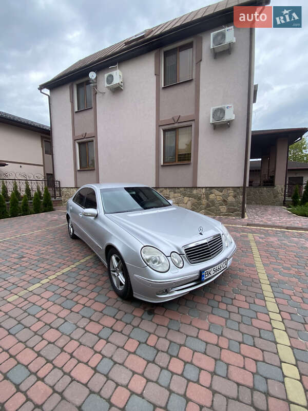 Седан Mercedes-Benz E-Class 2005 в Вараші