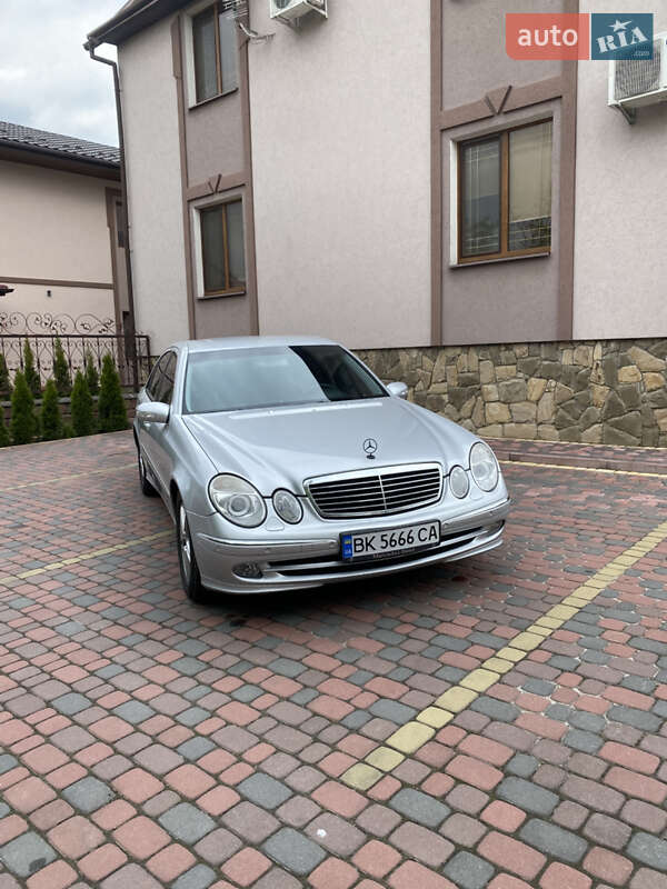 Седан Mercedes-Benz E-Class 2005 в Вараші
