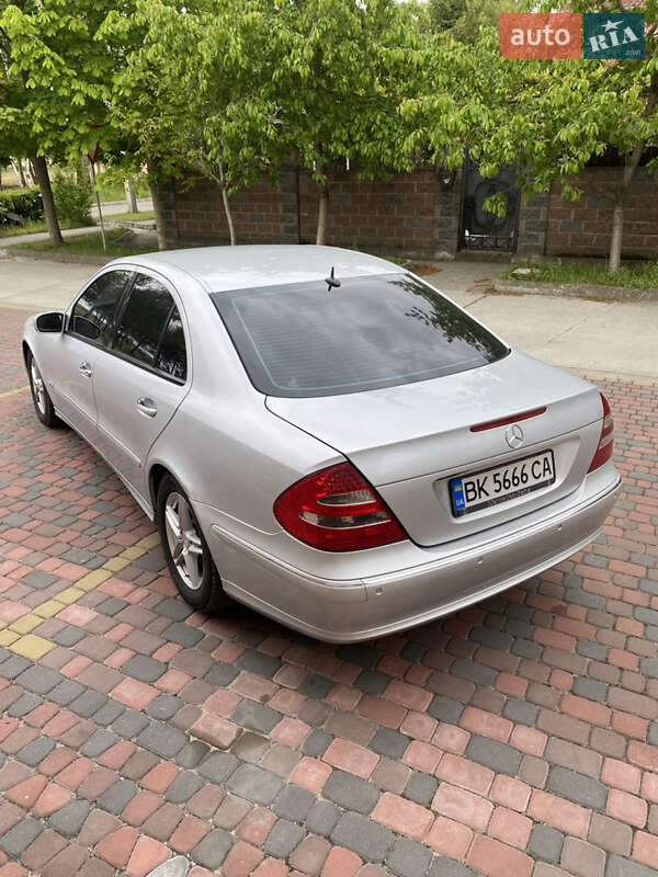 Седан Mercedes-Benz E-Class 2005 в Вараші