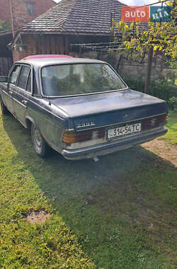 Седан Mercedes-Benz E-Class 1981 в 