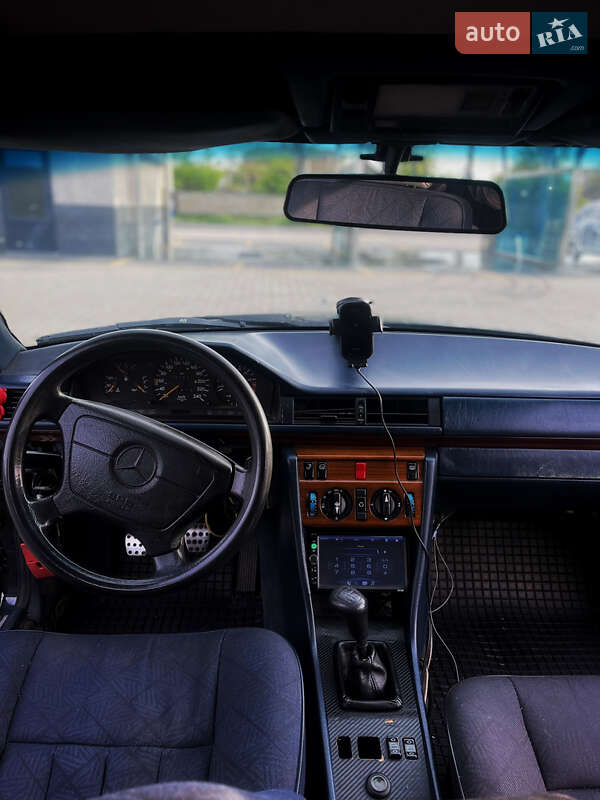 Седан Mercedes-Benz E-Class 1988 в Николаеве